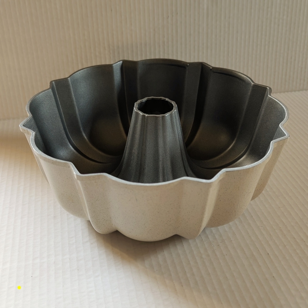 Nordic Ware® Bundt® Pan 3qt Almond Color 10" Made in U.S.A. EUC